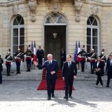 Après avoir remercié son prédécesseur François Bayrou pour son "extraordinaire courage", Sébastien Lecornu (à droite) a promis de recevoir les forces politiques "dans les tout prochains jours". KEYSTONE/EPA/LUDOVIC MARIN / POOL